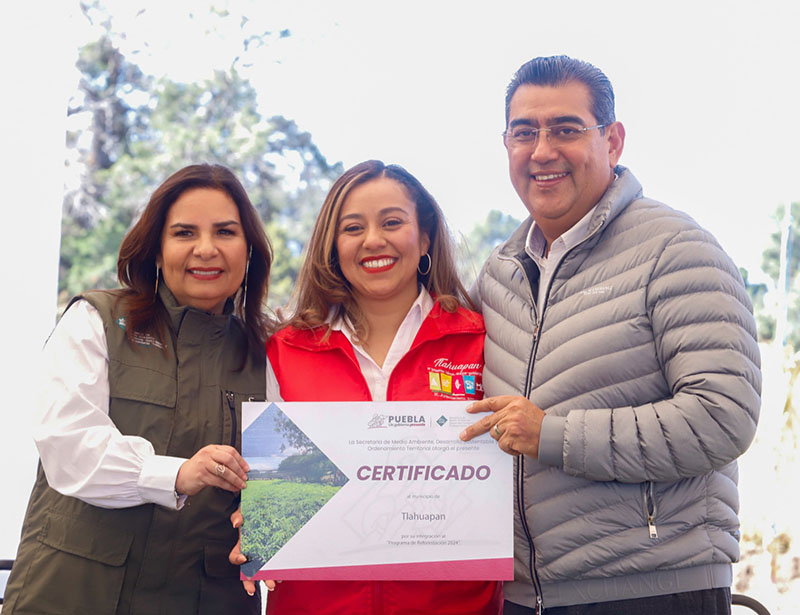 Recibe Eduardo Rivera constancia del PRD como candidato a la gubernatura del estado de Puebla