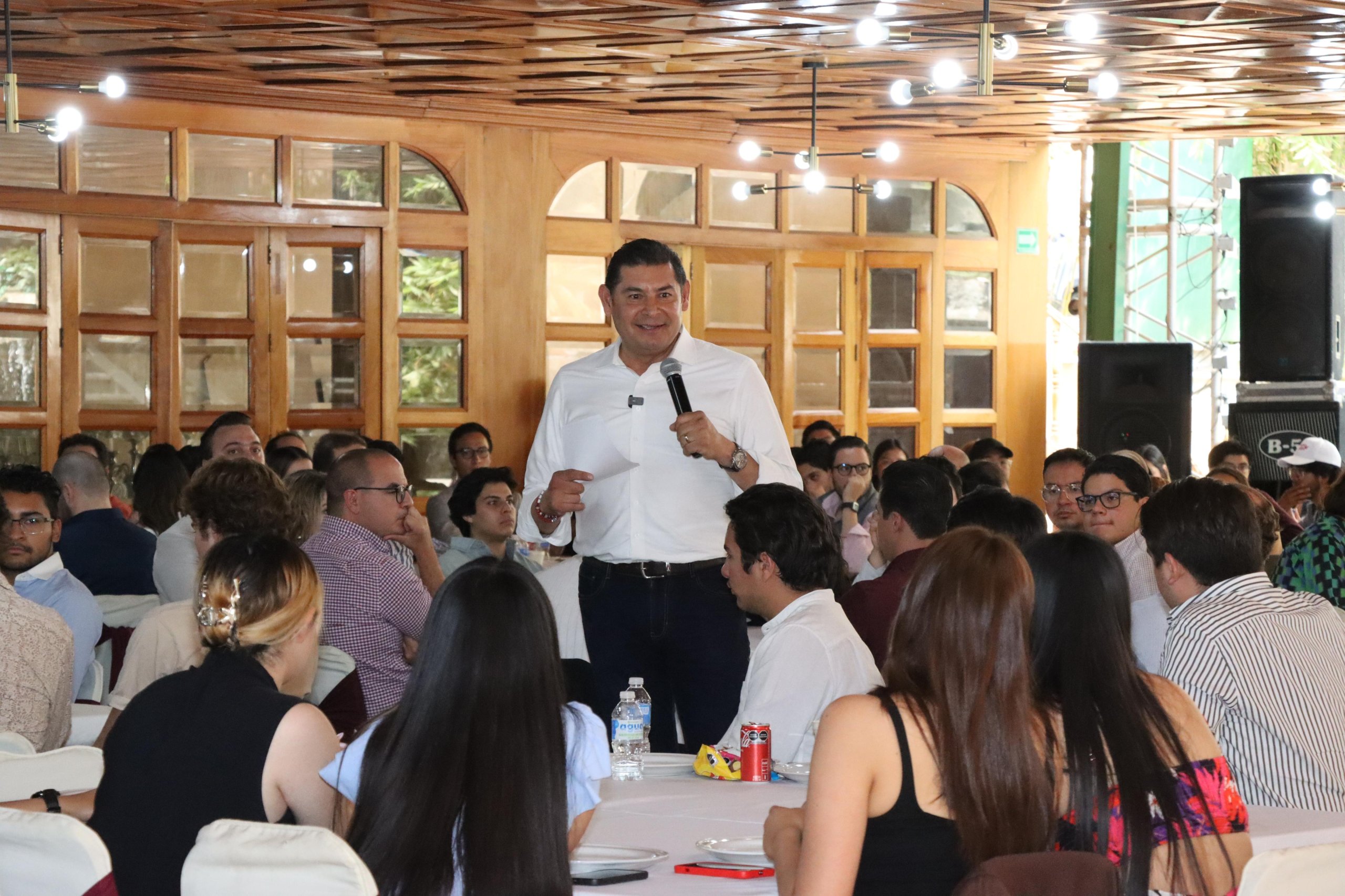 Dialoga Armenta con jóvenes empresarios poblanos sobre el futuro de Puebla