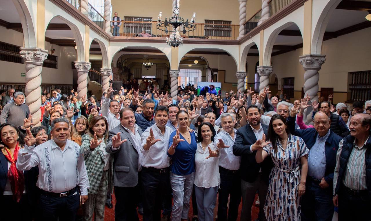 Universitarios de Teziutlán platican con el candidato Eduardo Rivera