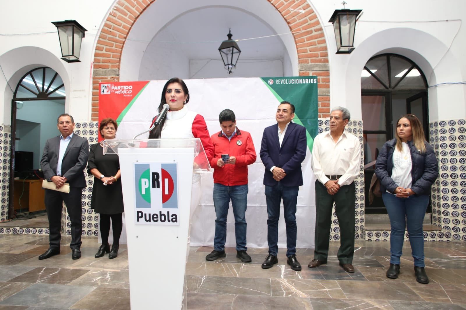 Suplentes de diputados del PRI exigen a ex diputados dejar sus curules