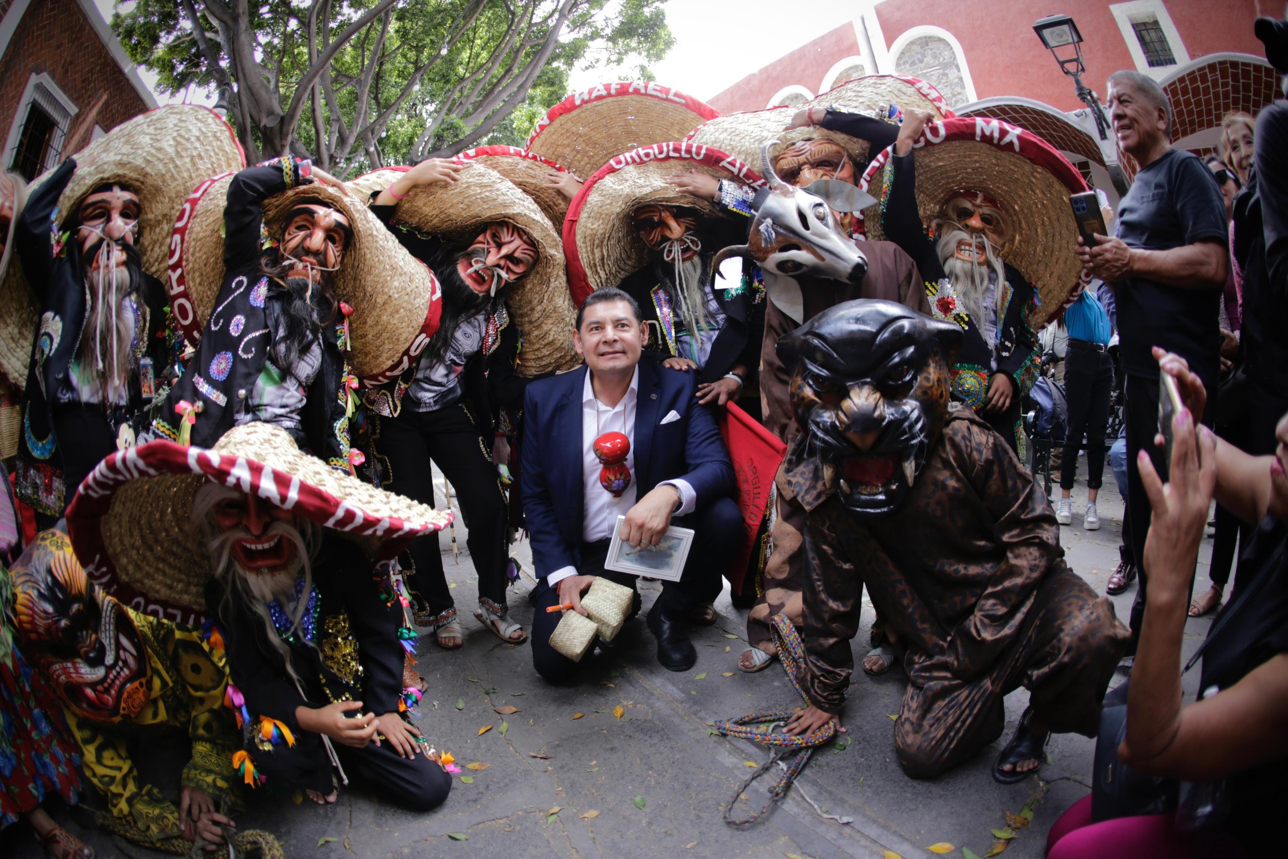 Armenta reconoce la cultura de los pueblos mixtecos