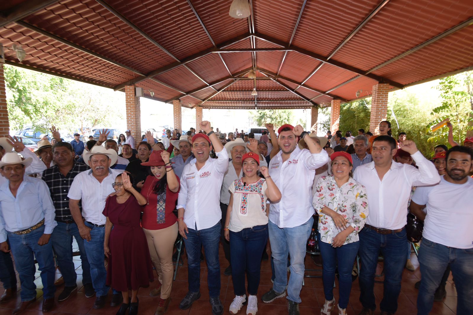 Cálido recibimiento de habitantes de la mixteca poblana a Lalo Castillo y Liz Sánchez en gira por Izúcar de Matamoros