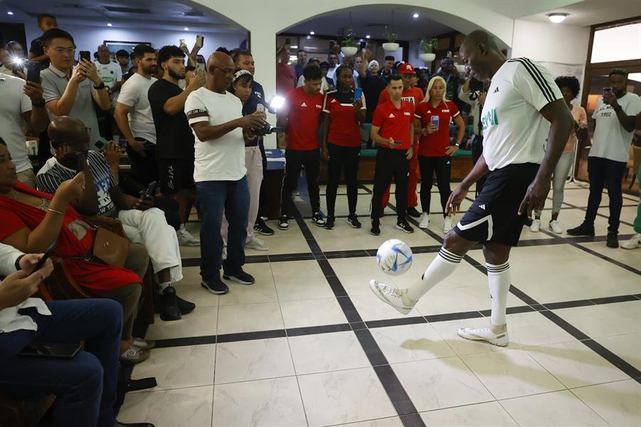 El cubano Erick Hernández rompe el récord Guinness al dominar un balón por más de 12 horas