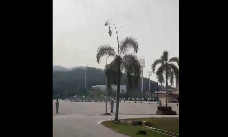VIDEO: Chocan dos helicópteros en acto de celebración de la Marina Real de Malasia; reportan 10 muertos