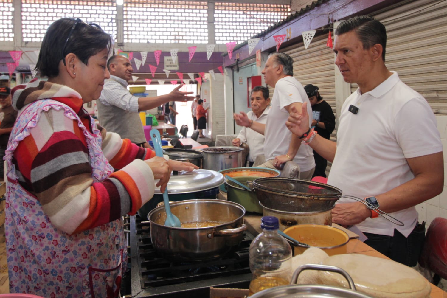 Fernando Morales visita el mercado de “Mayorazgo”