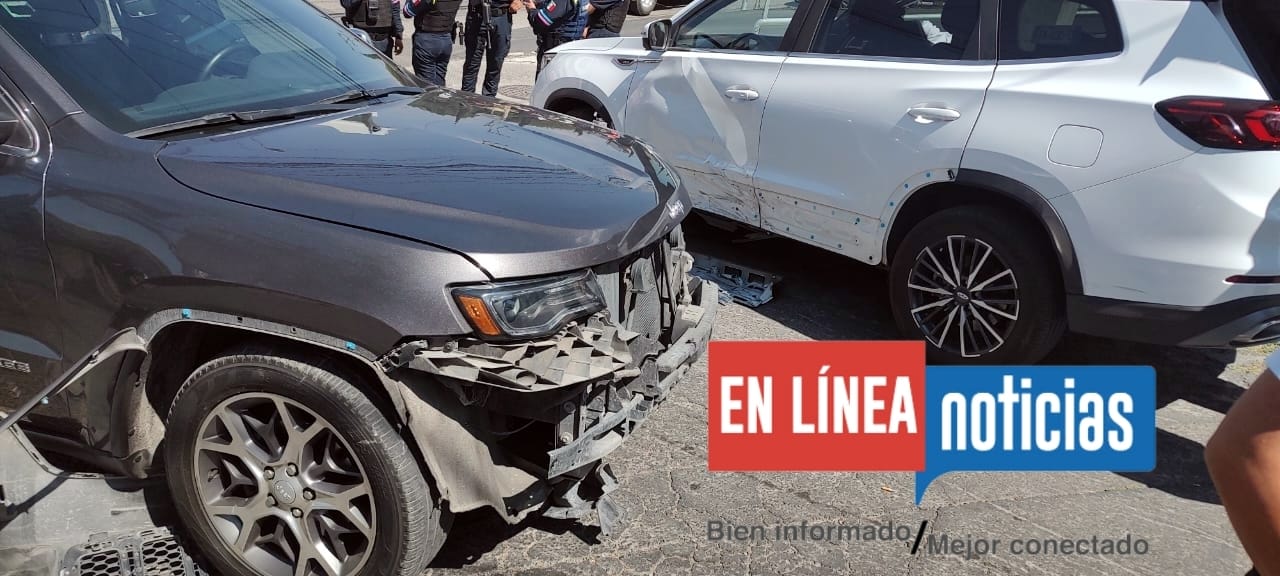 Detienen a conductor por derribar una luminaria y chocar vs dos autos en la Calzada Zavaleta