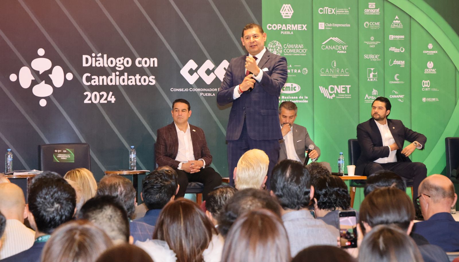 Armenta desmenuza el Plan Estatal 2024-2030 ante empresarios del CCE