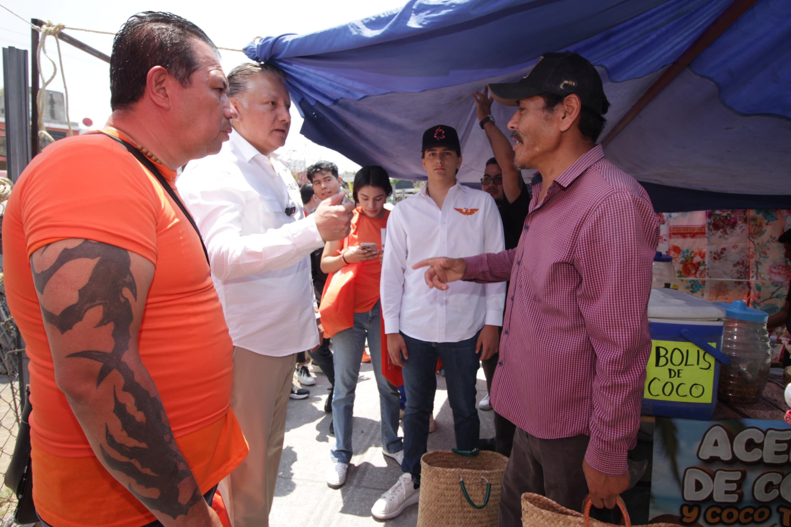 Fernando Morales visita el tianguis de San Ramón