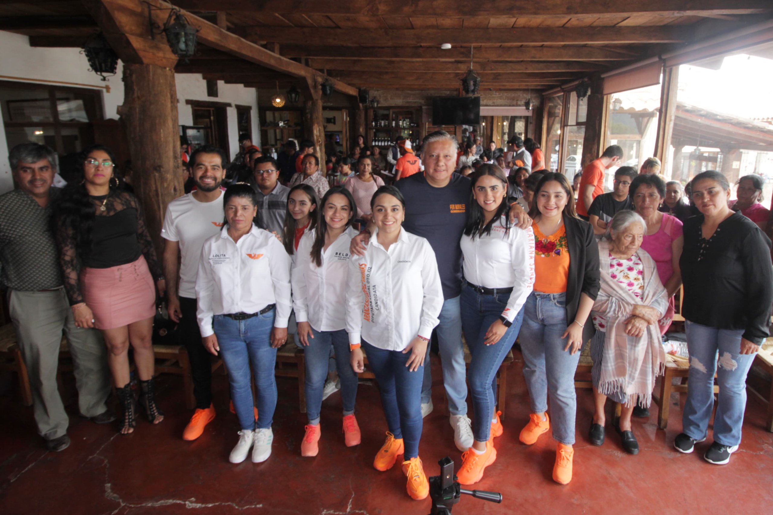 Fernando Morales conversa con líderes de las comunidades de Zacatlán