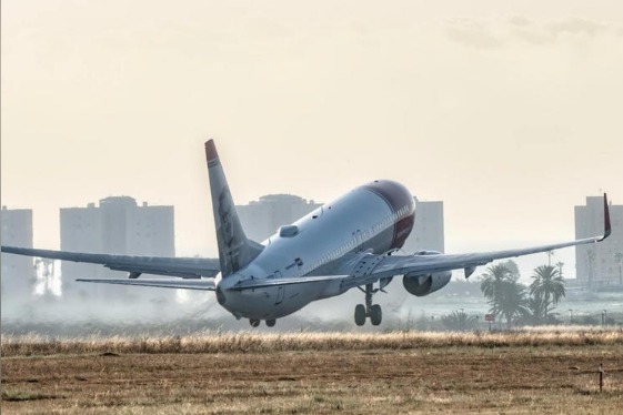 Hombre muere en pleno vuelo, su esposa embarazada fue testigo