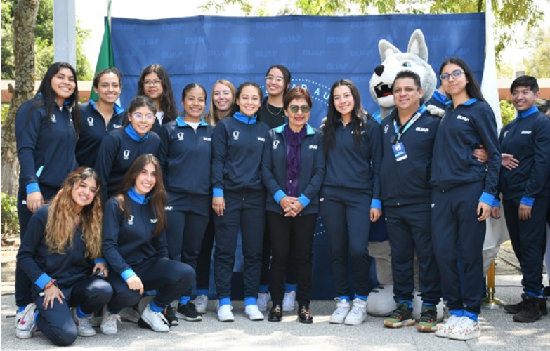 Entrega la Rectora María Lilia Cedillo Ramírez uniformes a la delegación de deportistas de la BUAP