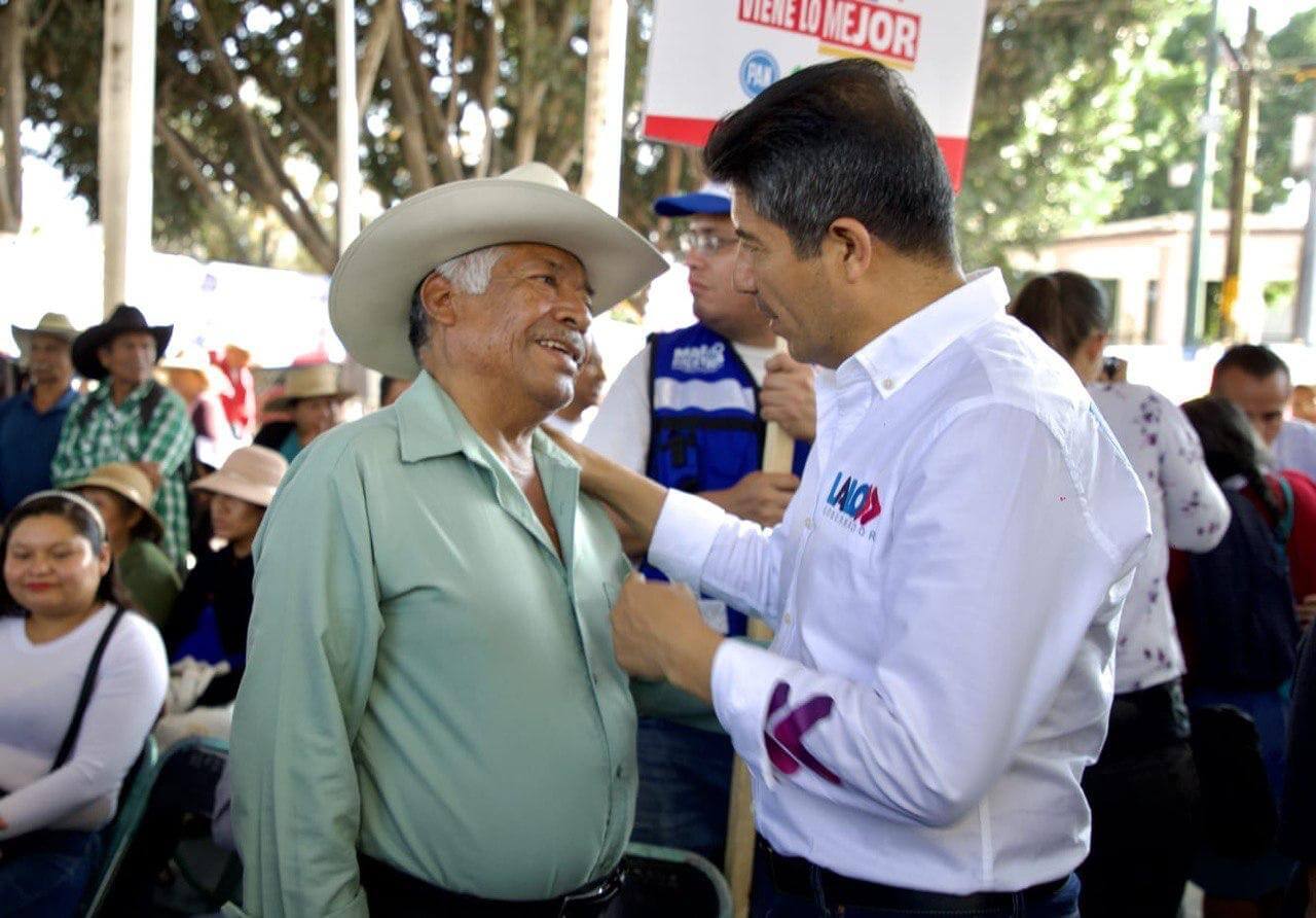 Más calles pavimentadas para Azumiatla, compromiso de Lalo Rivera y Mario Riestra