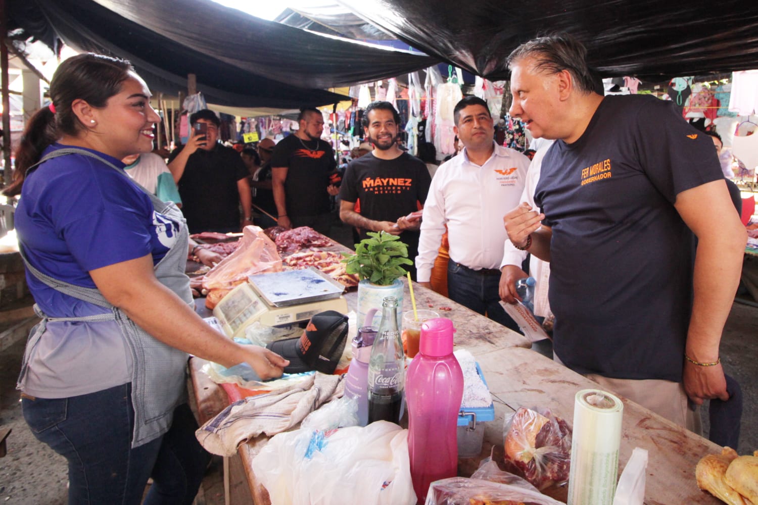 Fernando Morales y Pedro Rubio recorren el mercado de Mecapalapa