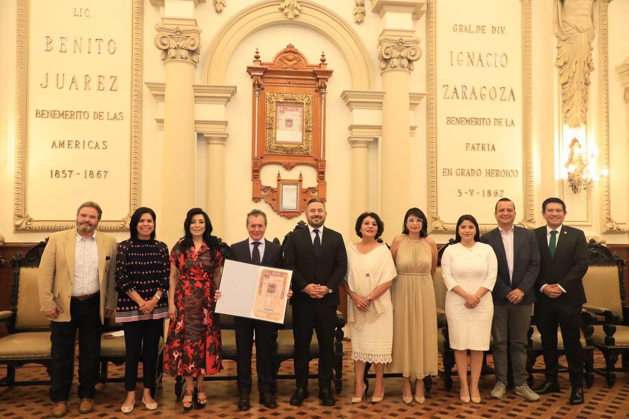 El alcalde Adán Domínguez entrega copia de la Cédula Real al periodista Alberto Peláez