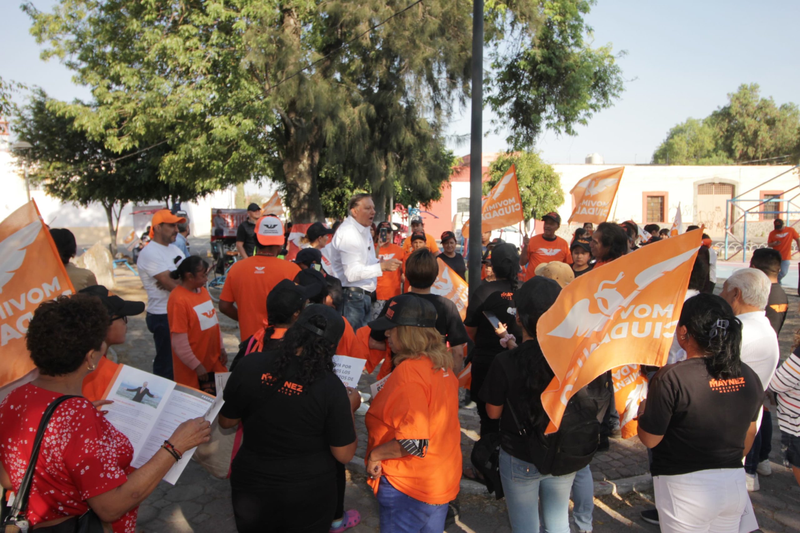 Fernando Morales se encuentra con vecinos de la colonia Remedios