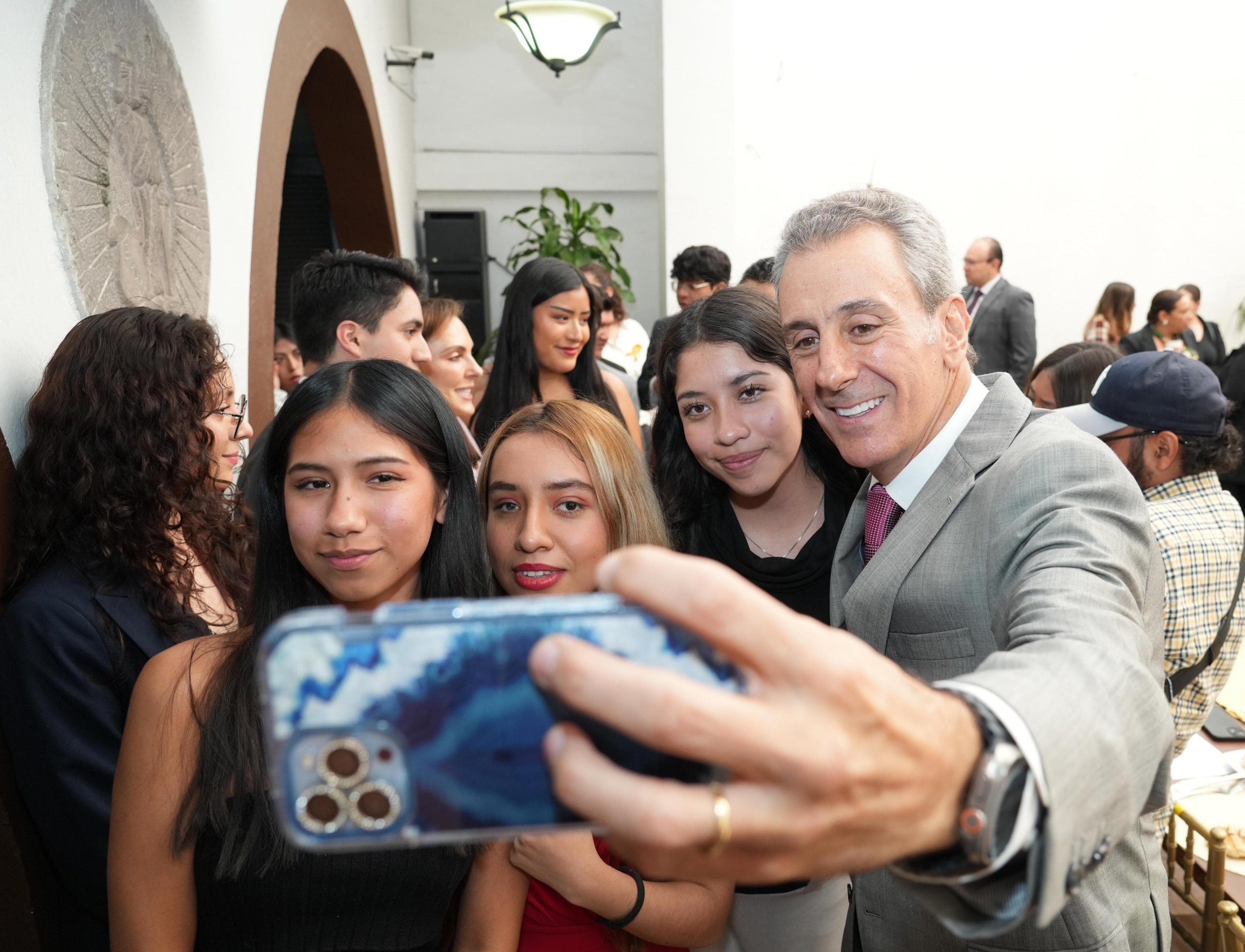 Dialoga Pepe Chedraui con estudiantes de la Escuela Libre de Derecho