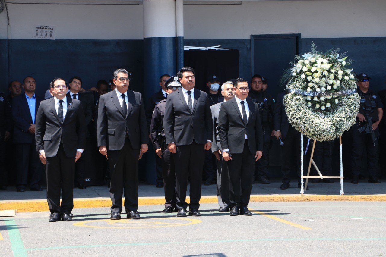 Sergio Salomón encabeza homenaje a los cuatro policías asesinados en Chignahuapan