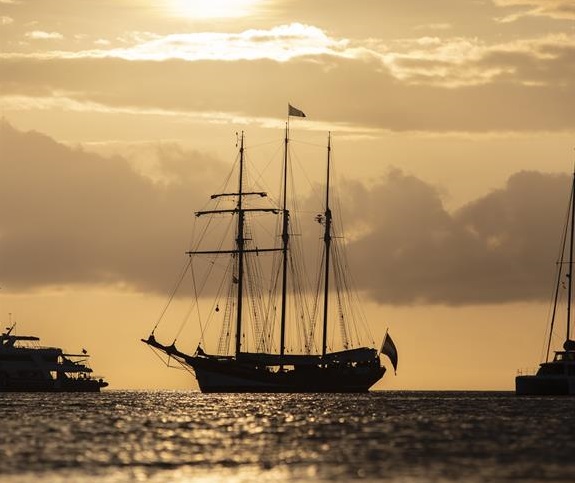 El barco que recrea la vuelta al mundo de Darwin llega a las Galápagos con su tataranieta