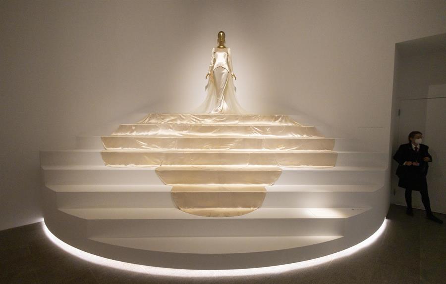 El Met ‘revive’ más de 200 vestidos históricos en una exposición para los cinco sentidos