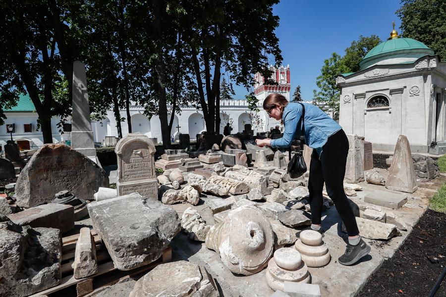Arqueólogos rusos exponen lápidas antiguas en el Monasterio de Novodévichi de Moscú