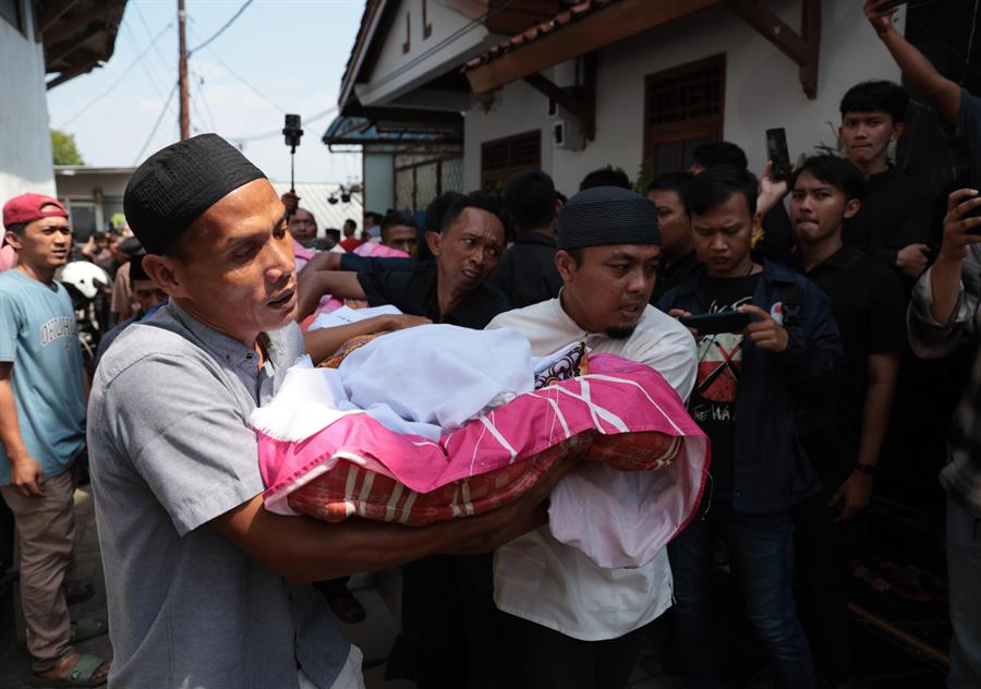 Al menos 11 muertos, en su mayoría estudiantes, en un accidente de autobús en Indonesia