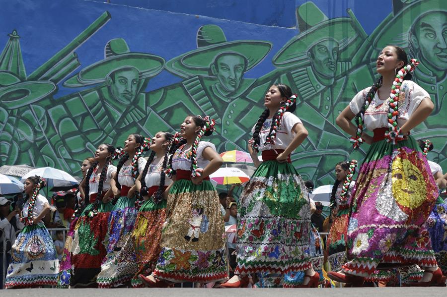 Con desfile cívico-militar en el centro de México honran a héroes de la Batalla de Puebla
