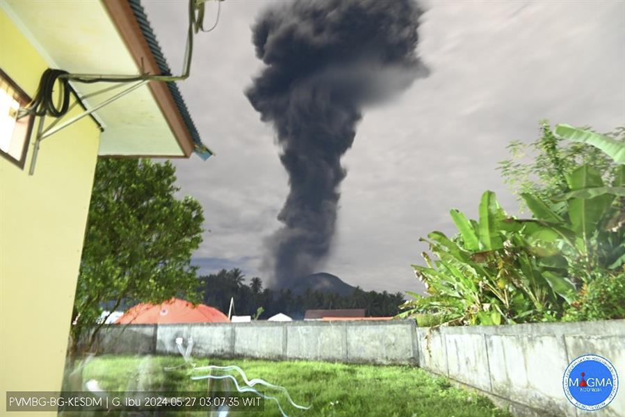 El volcán Ibu vuelve a entrar en erupción tras un mes de alta actividad en Indonesia