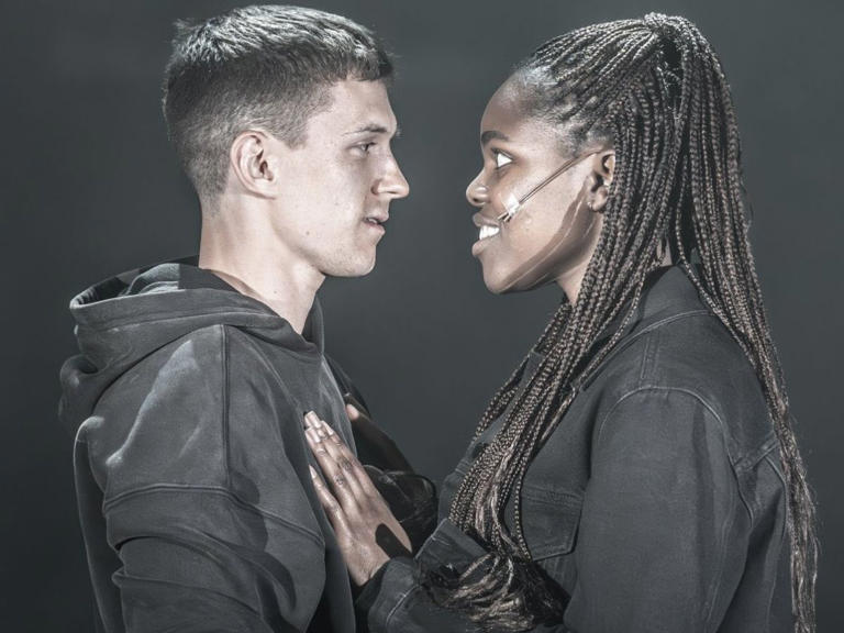Tom Holland y Francesca Amewudah-Rivers protagonizan “Romeo y Julieta”, pero dividen opiniones