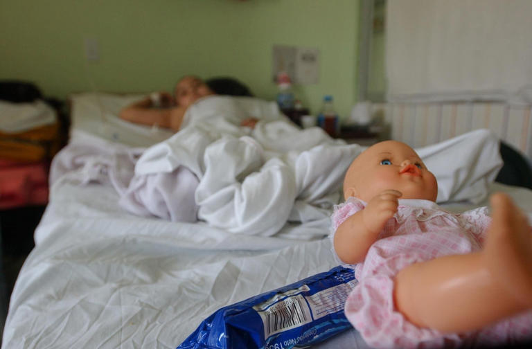 Madre lamenta muerte de su bebé porque médicos confundieron ronquidos con infección; tenía leucemia