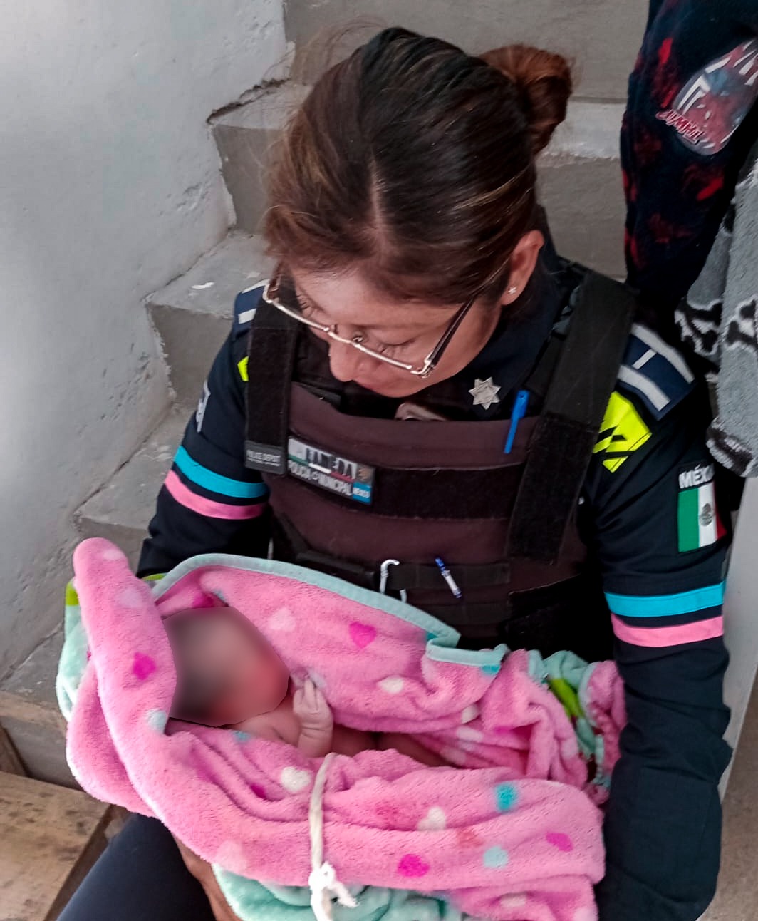 Policías de Puebla apoyaron en el nacimiento de un bebé en Lomas de San Valentín