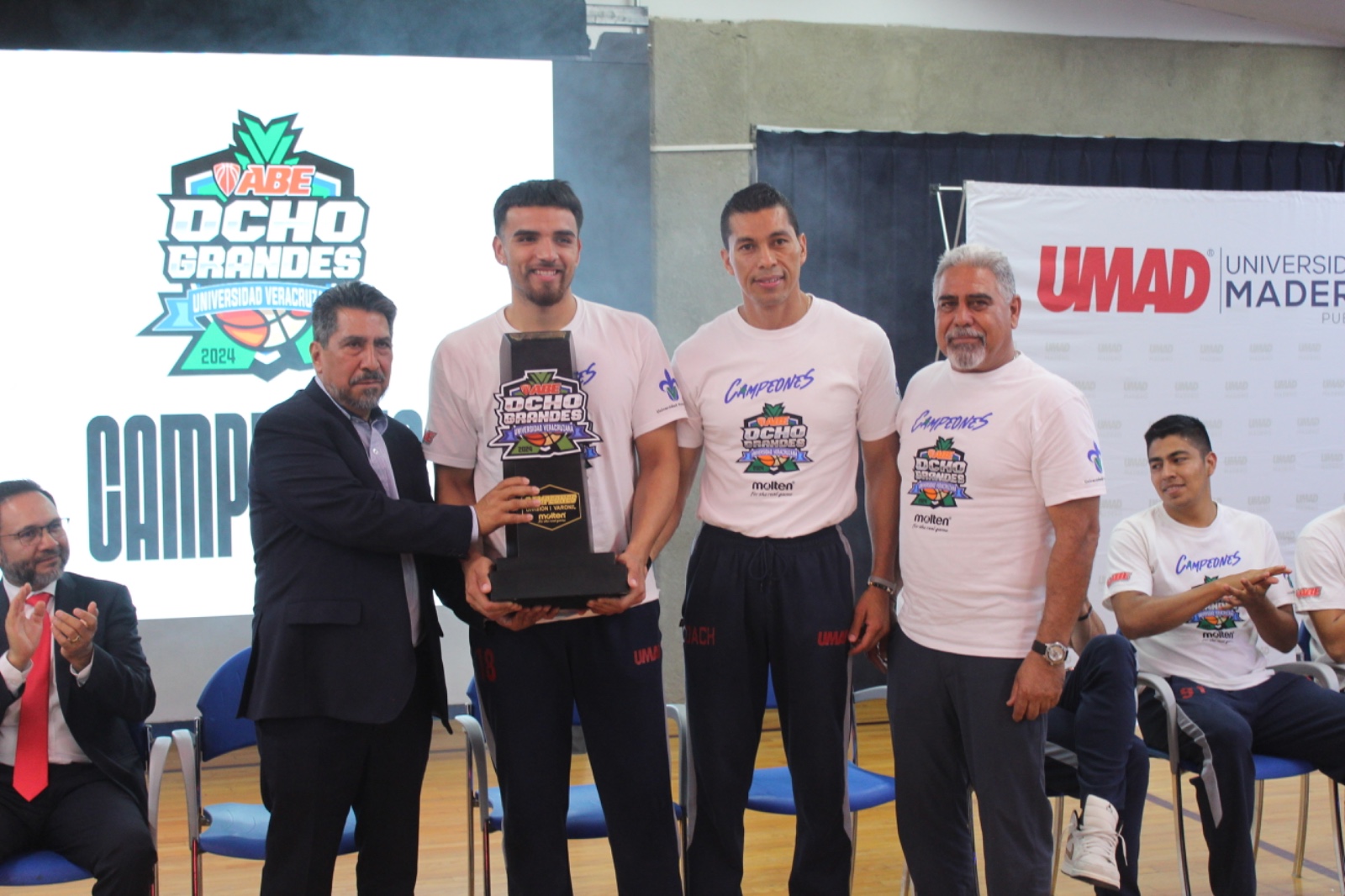 Tigres Blancos entregan trofeo de campeón nacional de la Liga ABE al rector de UMAD