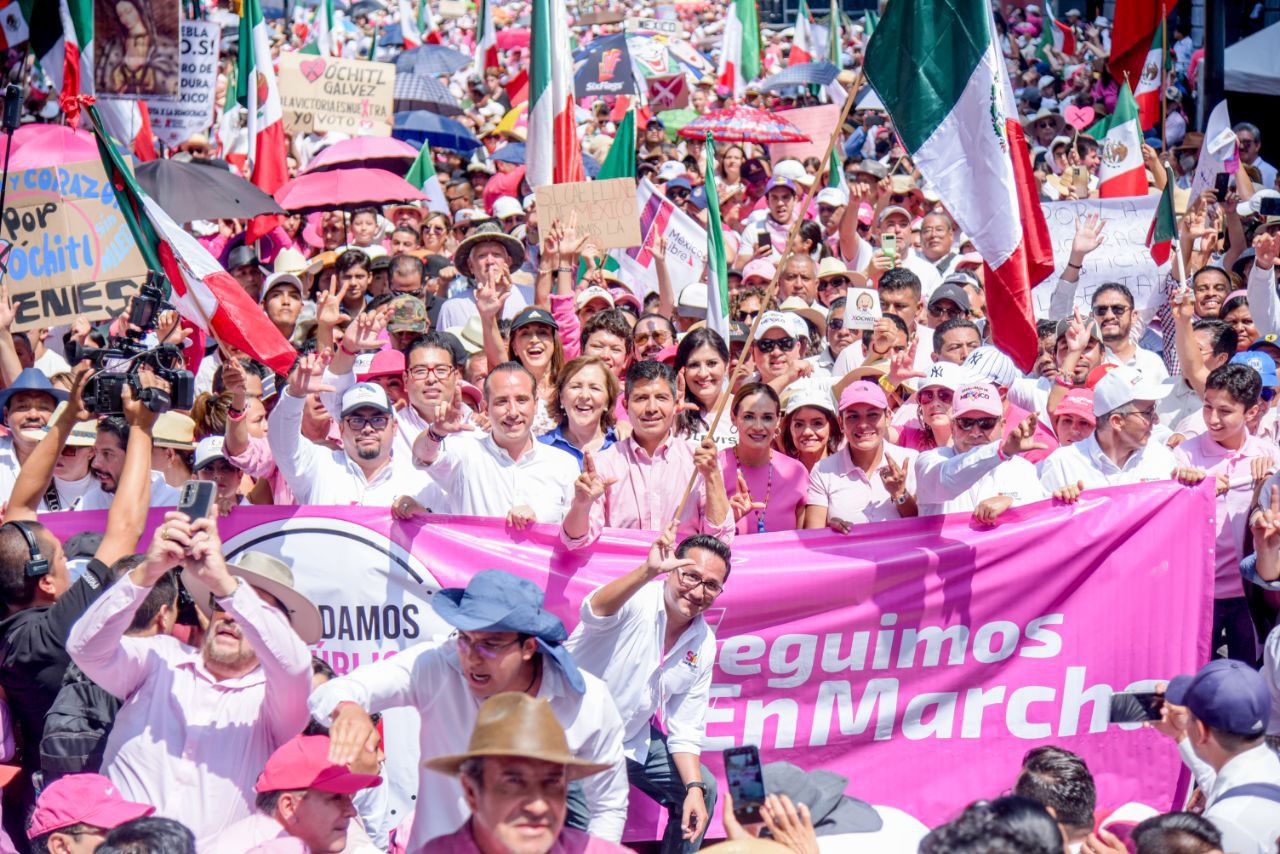 Miles de poblanos marchan en la Marea Rosa por la democracia del país