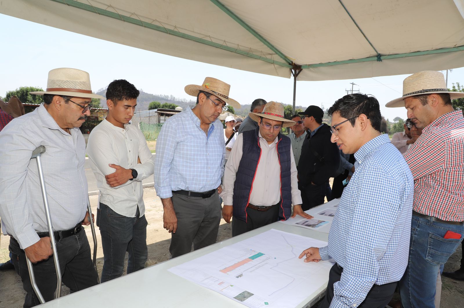 El Gobernador Sergio Salomón supervisó la rehabilitación de la carretera Chiautzingo- El Verde- Teotlalcingo