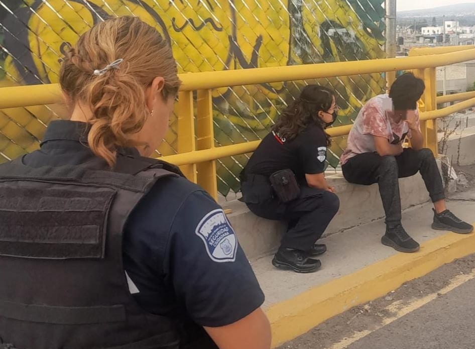 SSC evita que un joven de 17 años se aventara desde el puente de la autopista a la altura de Xonacatepec