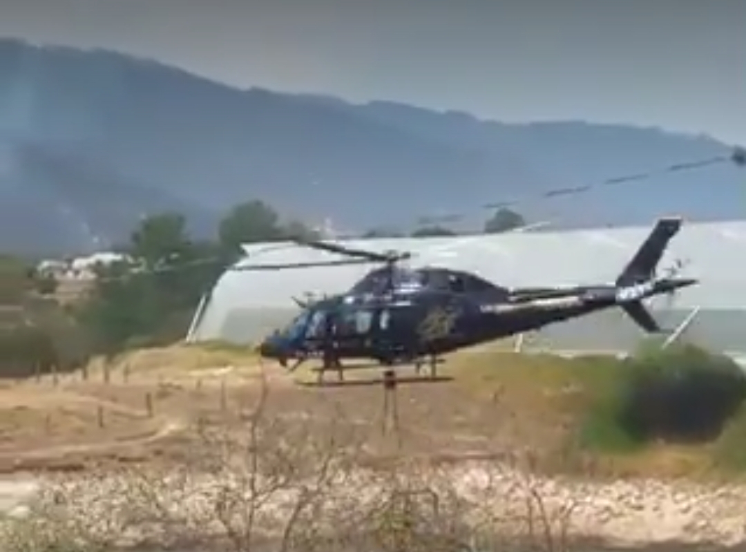 Dos aeronaves refuerzan combate a incendio forestal entre Aquixtla y Tetela