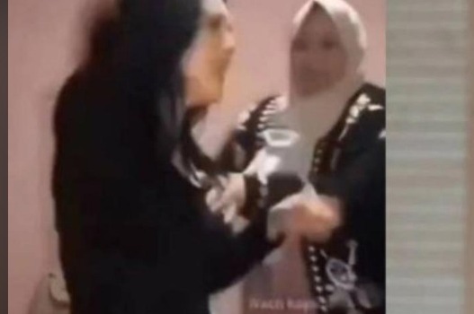 Influencer musulmana es agredida por sus padres en vivo por no usar hiyab