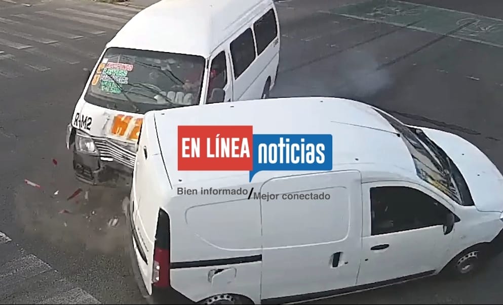 Unidad de la Ruta M2 chocó y volcó una camioneta en la 15 Poniente y 9 Sur de Puebla