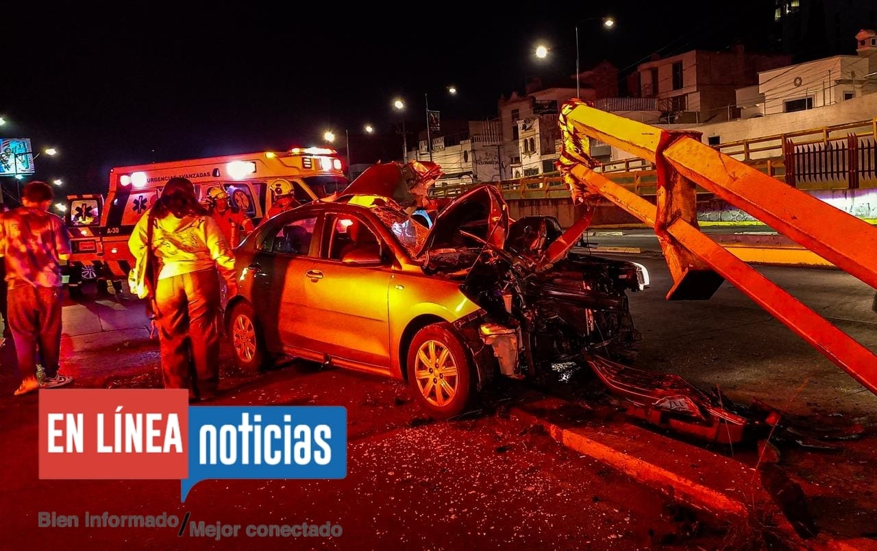 Mujer de 40 años resultó gravemente herida al impactar su vehículo contra una base del distribuidor Juárez – Serdán