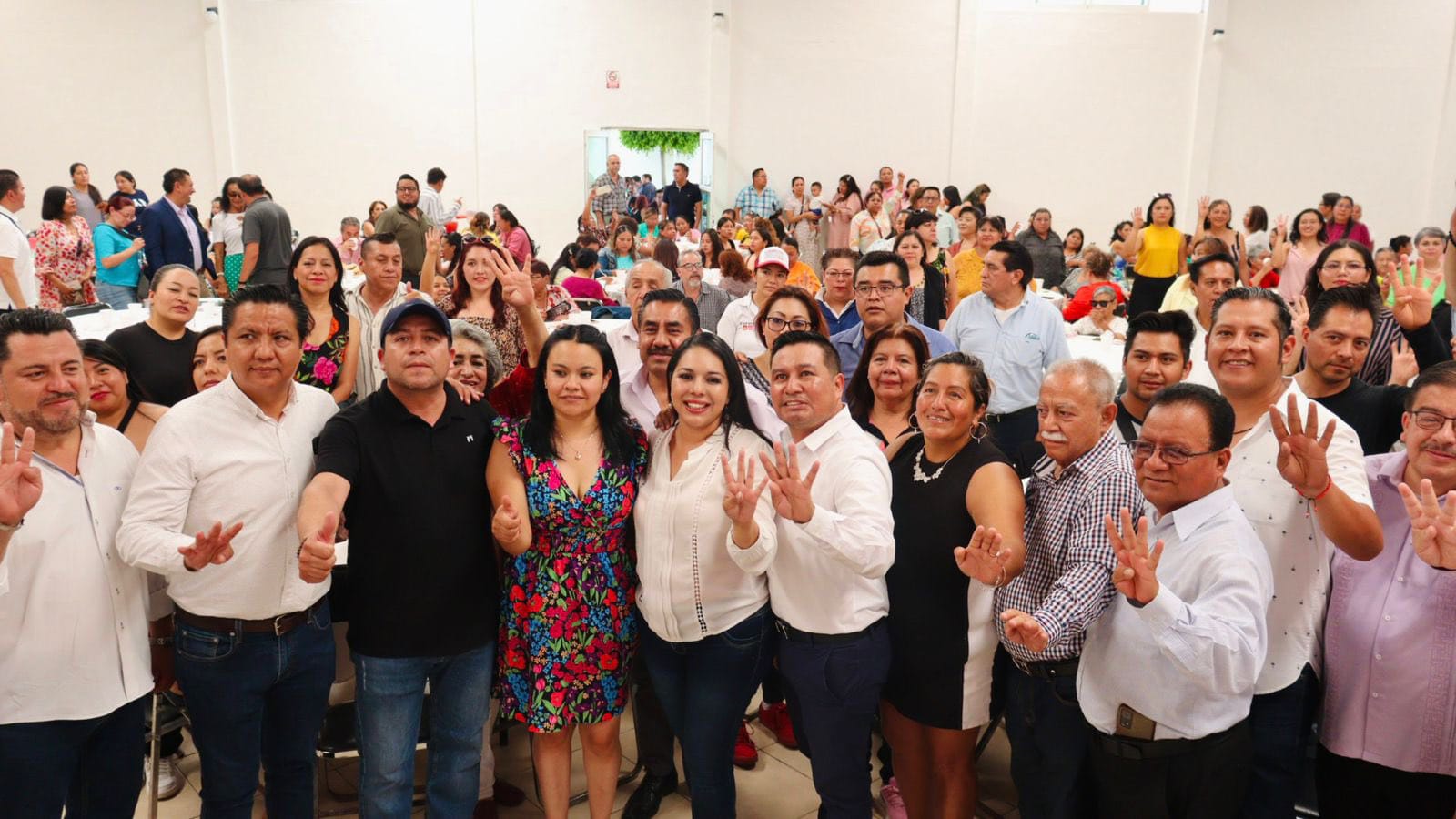 Ante más de 1000 docentes, reafirma Tonantzin Fernández su compromiso con la educación en San Pedro Cholula