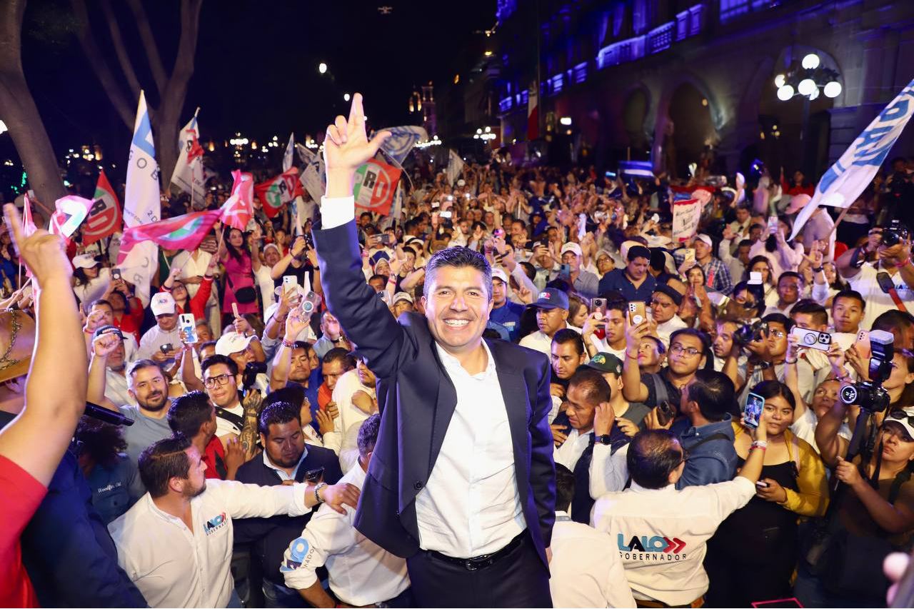 Lalo Rivera celebra victoria en el Debate en compañía de simpatizantes