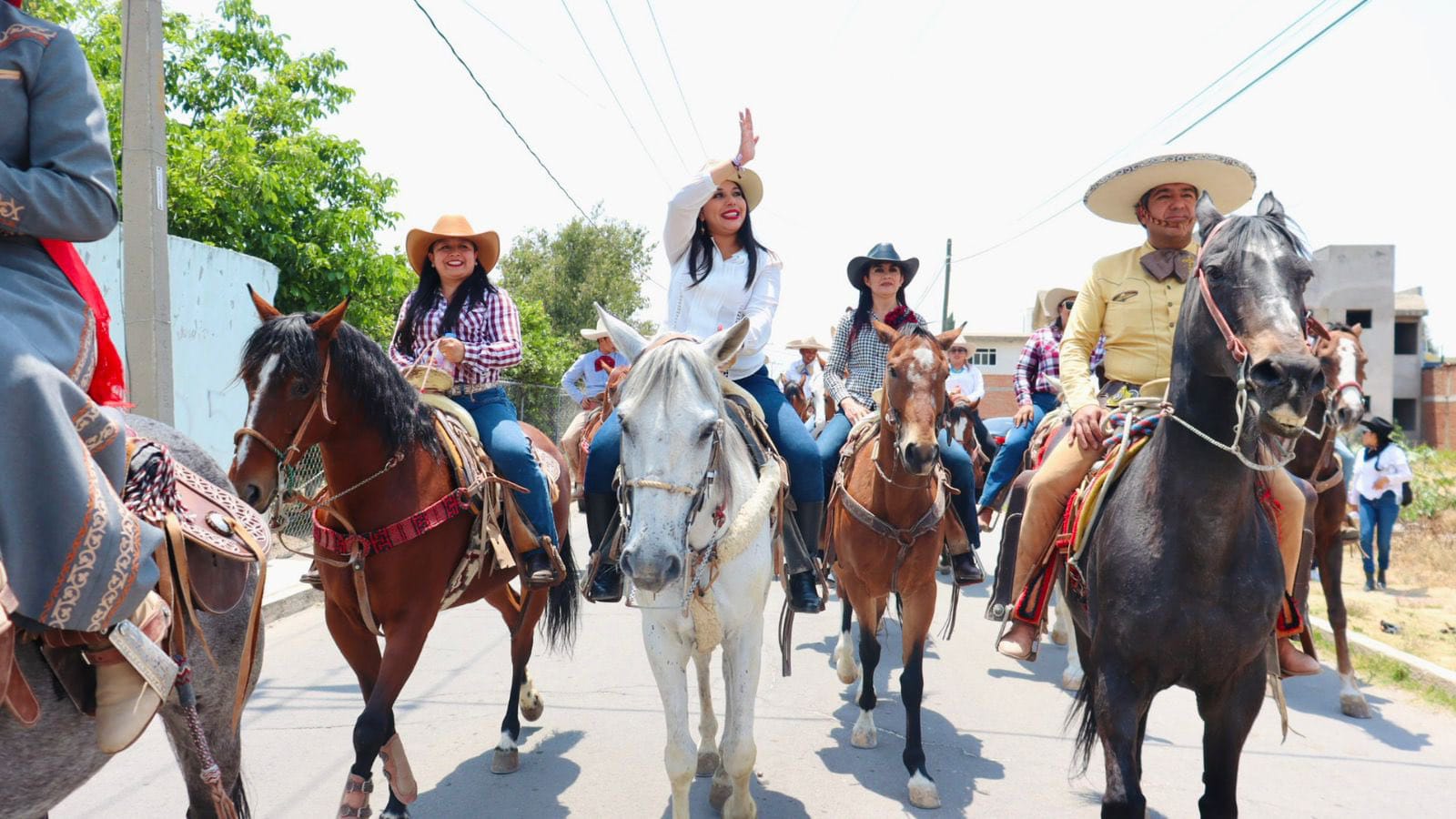 Con cabalgata, charros de San Pedro Cholula respaldan a Tonantzin Fernández
