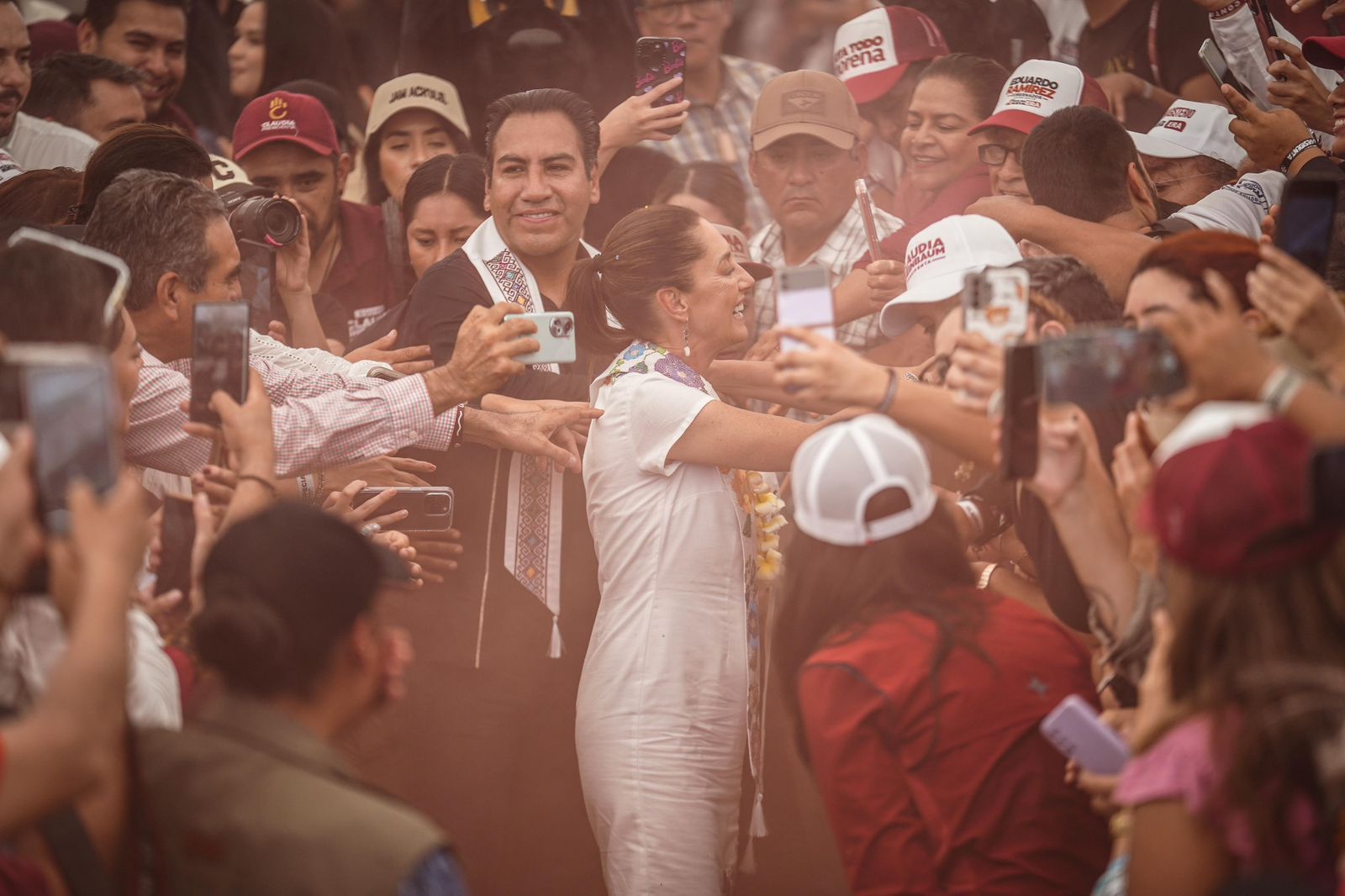 Junto a más de 300 mil mexicanos y mexicanas Claudia Sheinbaum sigue fortaleciendo la 4T