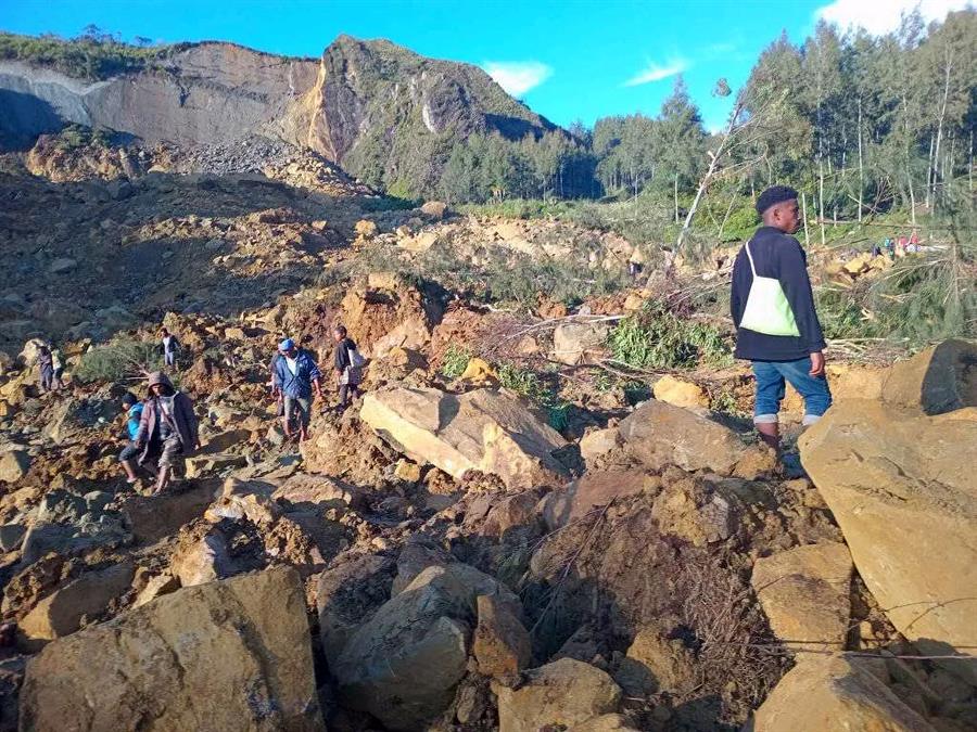 Rescatadores buscan supervivientes del alud que enterró una aldea en Papúa Nueva Guinea