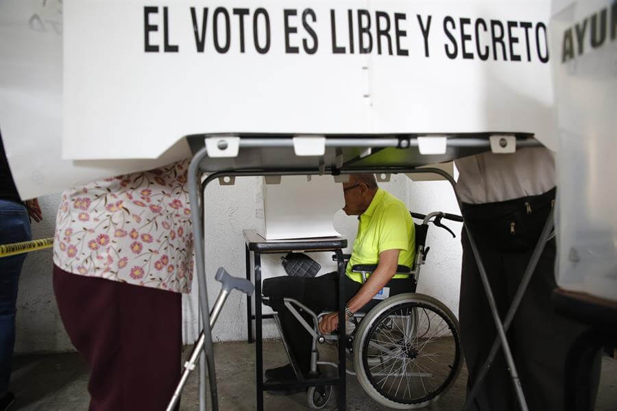 Los mexicanos votan desde temprano con la expectativa de una elección histórica