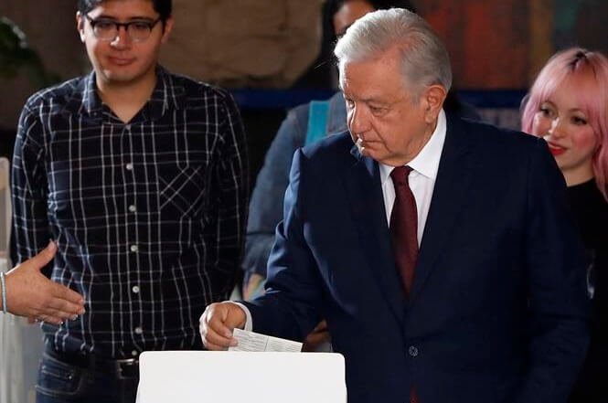 “¡Ánimo!”, dice López Obrador tras votar en las elecciones de México