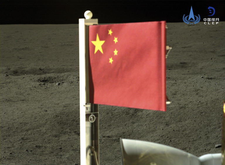 Nave despliega la bandera china en la cara oculta de la Luna y despega con muestras de roca