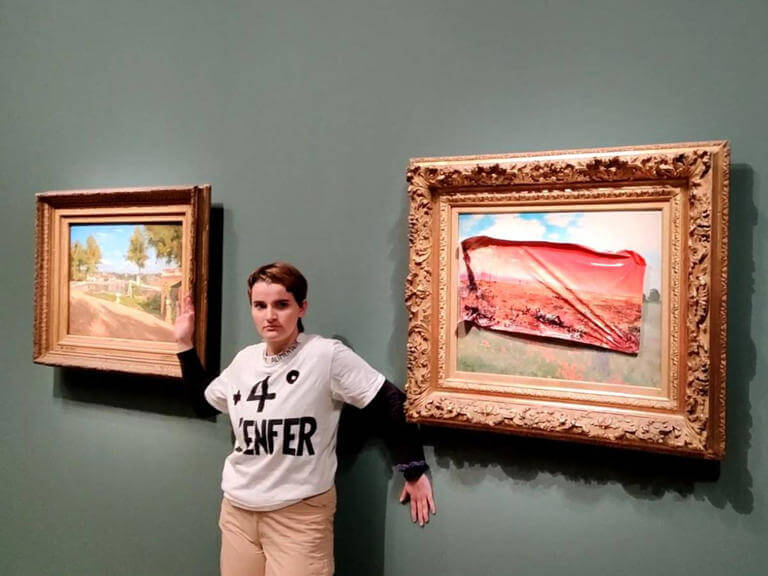 Activista es detenida por pegar un sticker en un cuadro de Monet; la graban en VIDEO