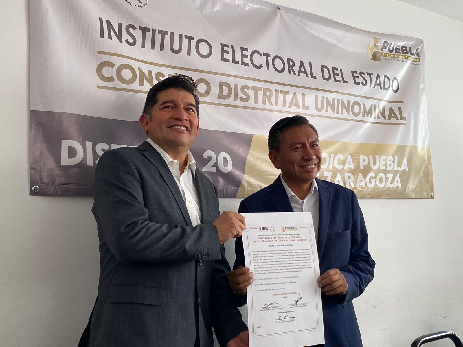 Recibe José Luis Figueroa Constancia de Mayoría como diputado local del distrito 20