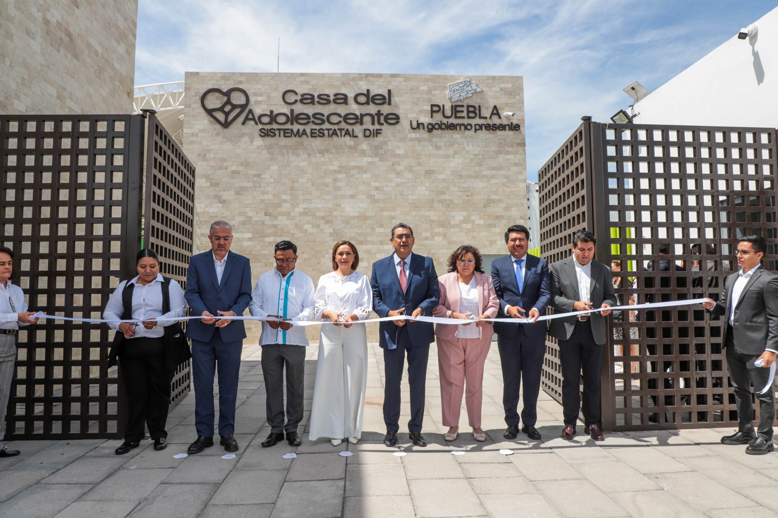 Inauguran Sergio Salomón y Gaby Bonilla nueva Casa del Adolescente