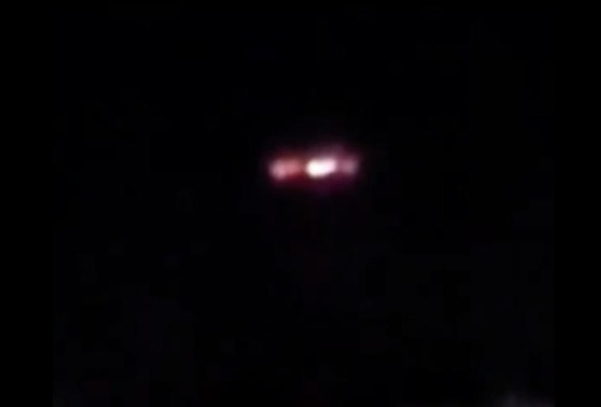 Impresionante video: Objeto con luces suspendido en el cielo deja atónitos a todos